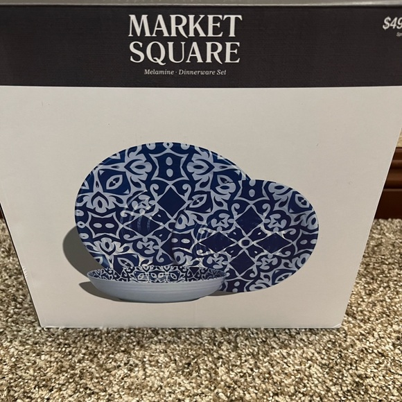 NEW 12 PIECE MELAMINE DINNERWARE SET - Picture 2 of 5